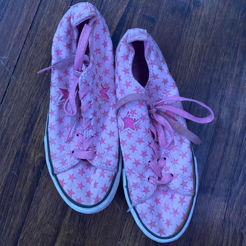 Chuck Taylor’s Pink Star Kids converses